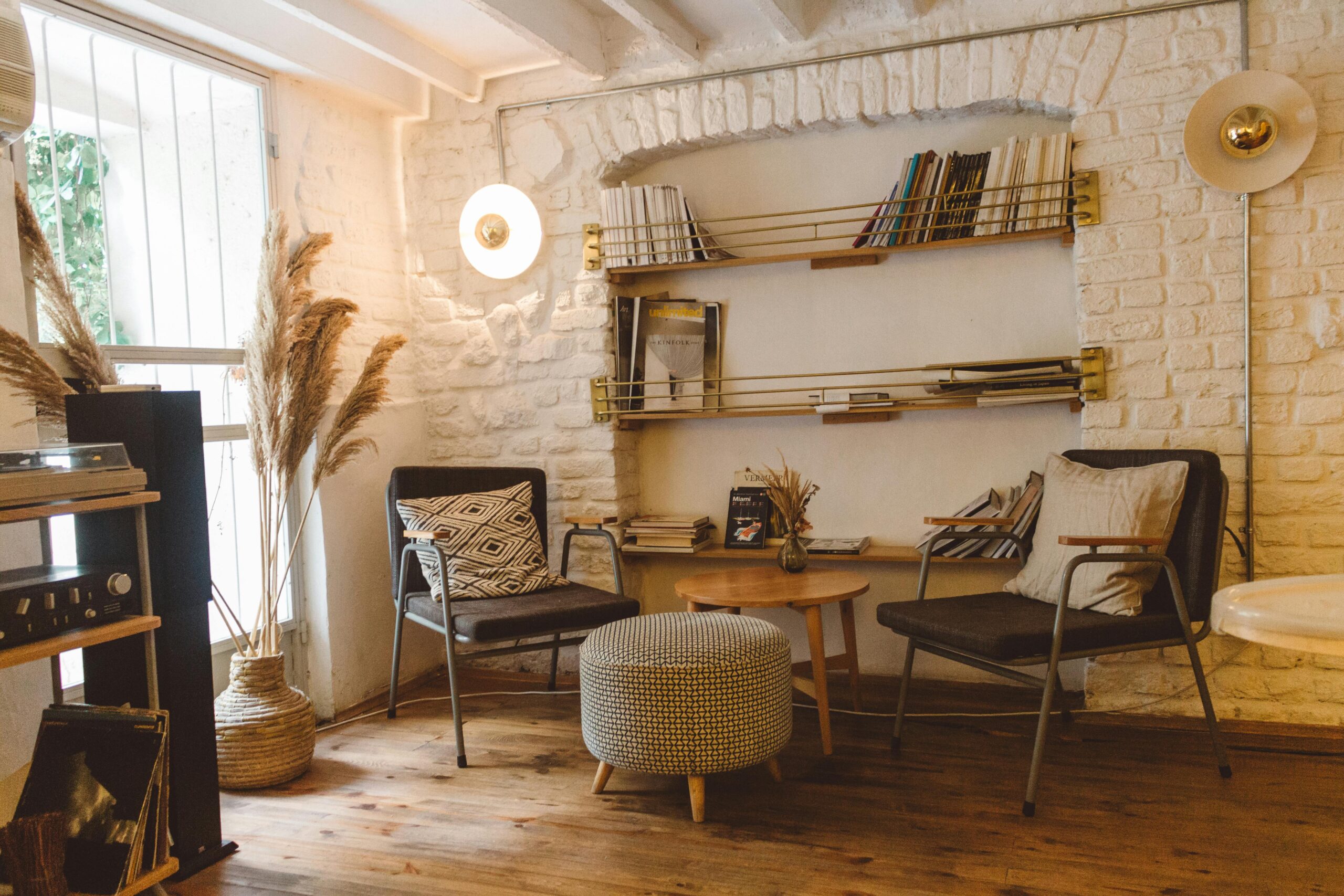 Coin lecture clair et épuré avec mobilier bas et rideaux légers