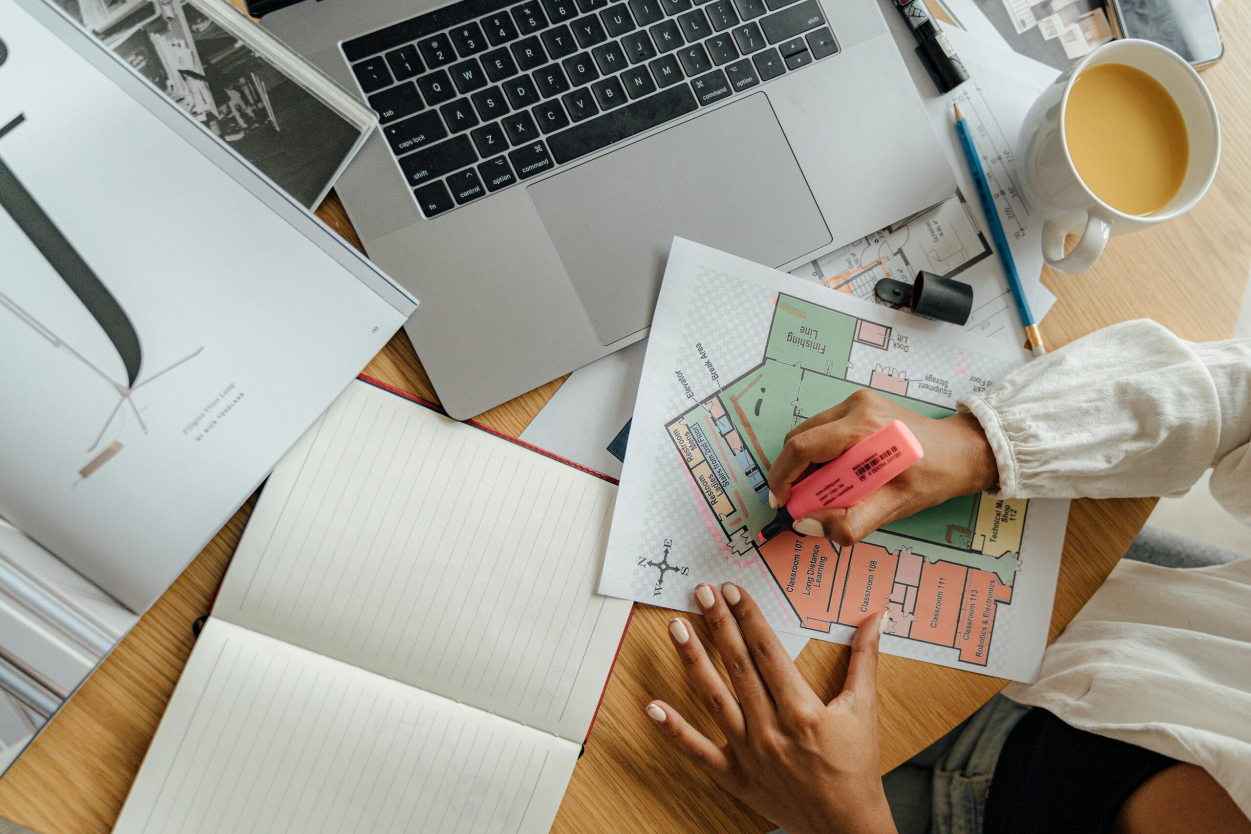 Architecte d’intérieur étudiant un plan d’aménagement lors d’un projet de rénovation
